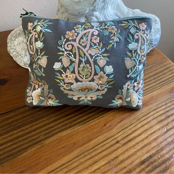 Beautifully detailed embroidered clutch! - Picture 2 of 15